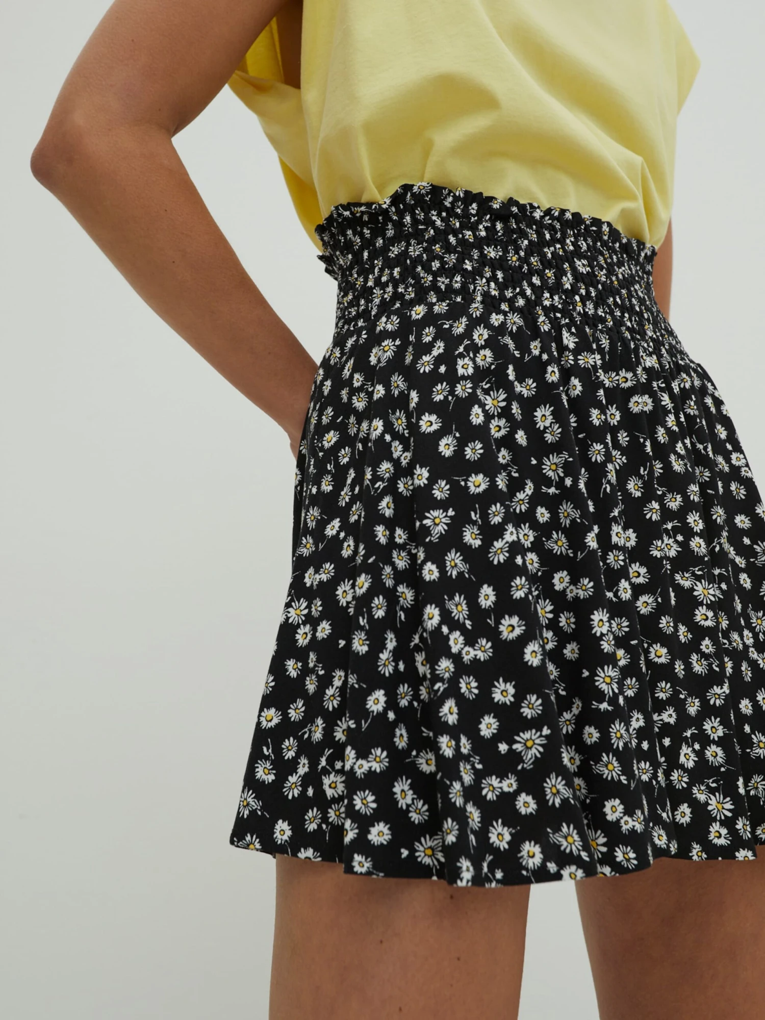 EDITED Mini-jupes Jupe Sage Femme Mélange De Couleurs / Noir 4 EDITED Mini-jupes Jupe Sage Femme Mélange De Couleurs / Noir – Image 2