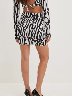NA-KD Mini-jupes Jupe Femme Noir / Blanc -Parfaite Jupe ba34612364b790b114bb9aadb7df4a13