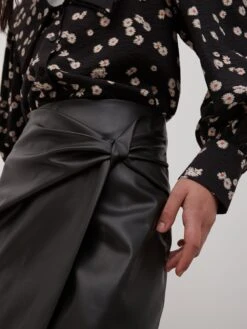 EDITED Jupes En Cuir Jupe Toula Femme Noir -Parfaite Jupe c98140fbc81bde4ff139ee329e61b069 1